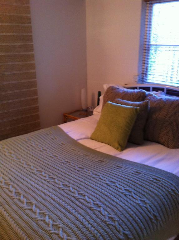 Thatched Farm Bed And Breakfast Woodbridge Room photo